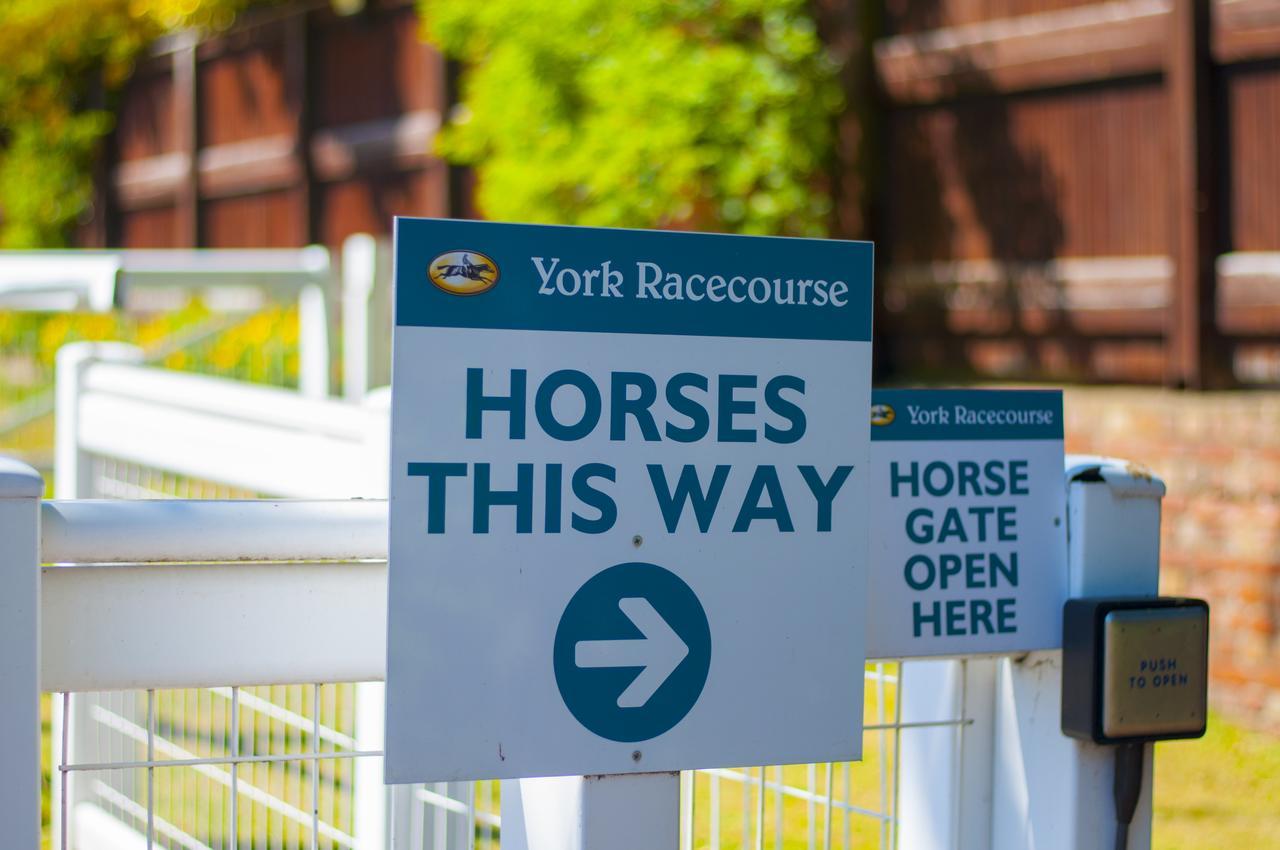 Hotel Stableside at York Racecourse Extérieur photo