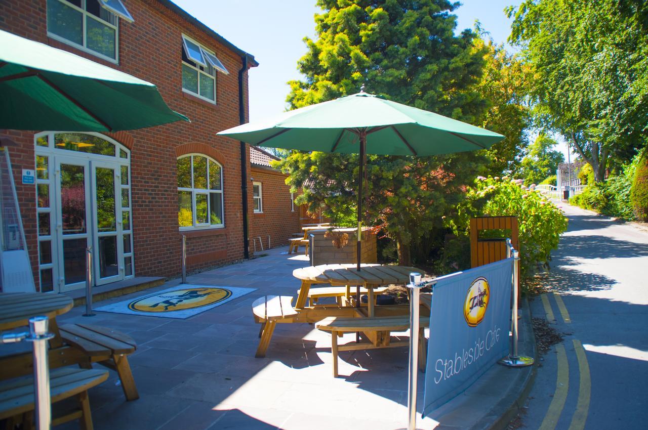 Hotel Stableside at York Racecourse Extérieur photo
